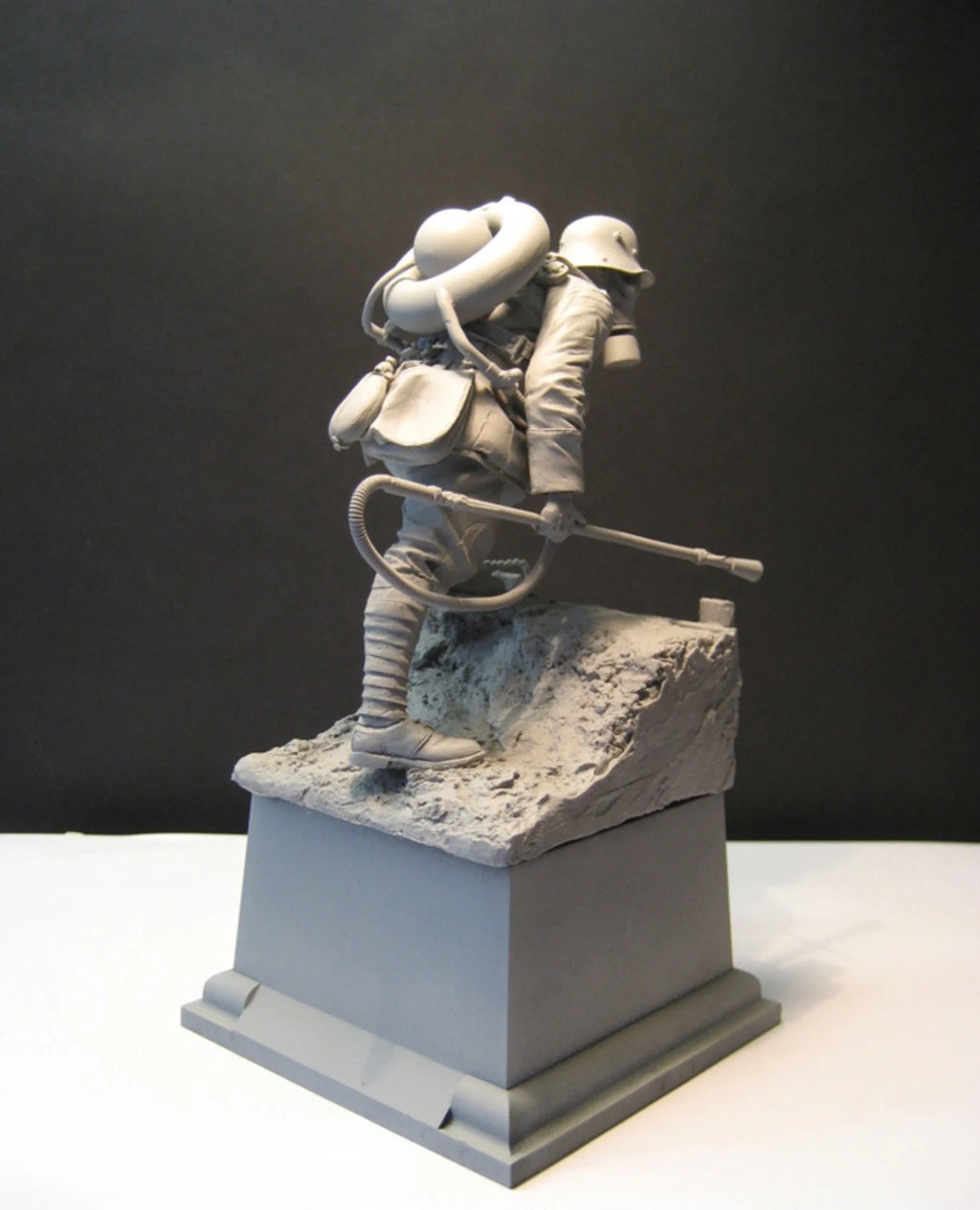 1/16 WWI Flamethrower Soldier Resin Model Kit with Trench Base - R Supply Store