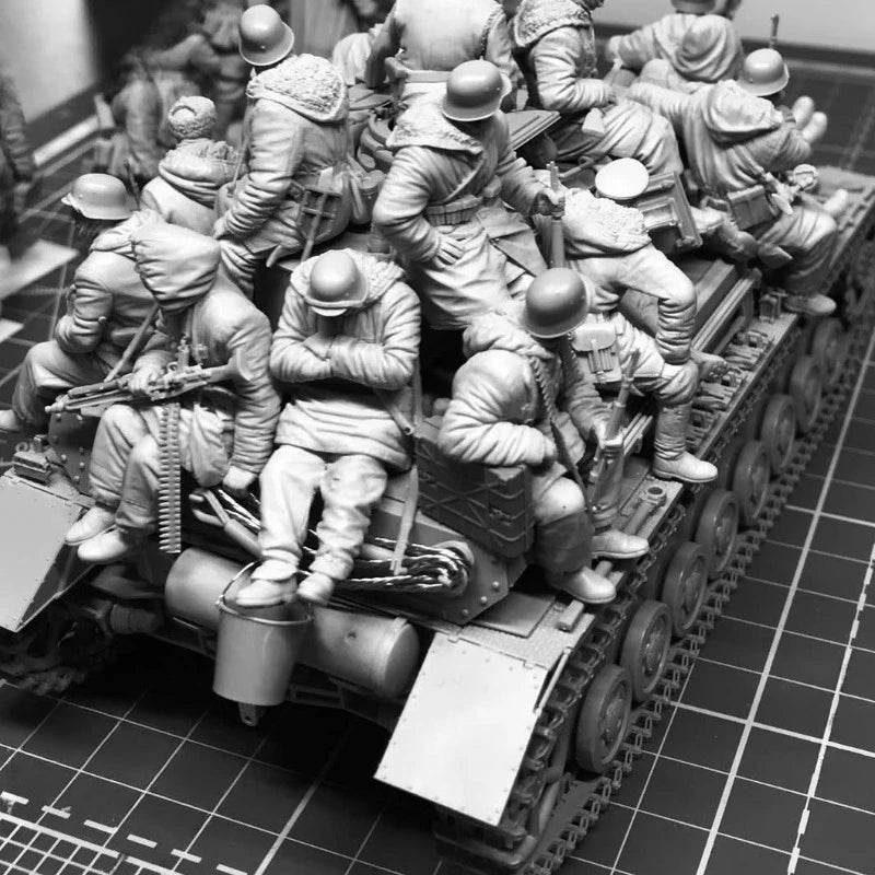 1/35 Scale Die-Cast Resin Figure Model Kit Military Theme Tank Soldiers Set (No Tank) Unassembled Unpainted - R Supply Store