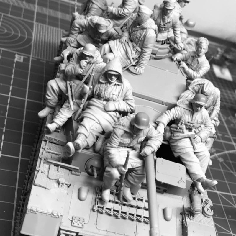 1/35 Scale Die-Cast Resin Figure Model Kit Military Theme Tank Soldiers Set (No Tank) Unassembled Unpainted - R Supply Store