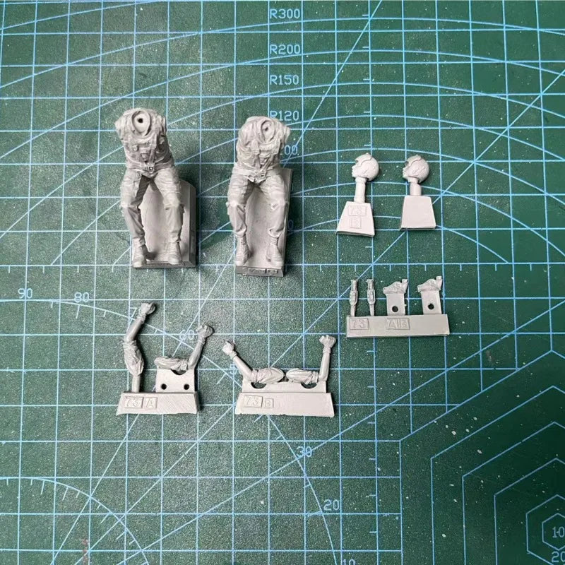 1/35 Scale Vietnam War US Helicopter Crew Set | 2 Resin Figures Model Kit Unassembled Unpainted - R Supply Store