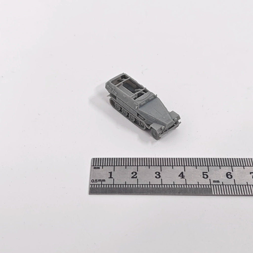 1/144 Scale SdKfz.251/8 Ausf.D Mittlerer Krankenpanzerwagen | WWII German Armored Medical Vehicle Model Kit Unassembled - R Supply Store