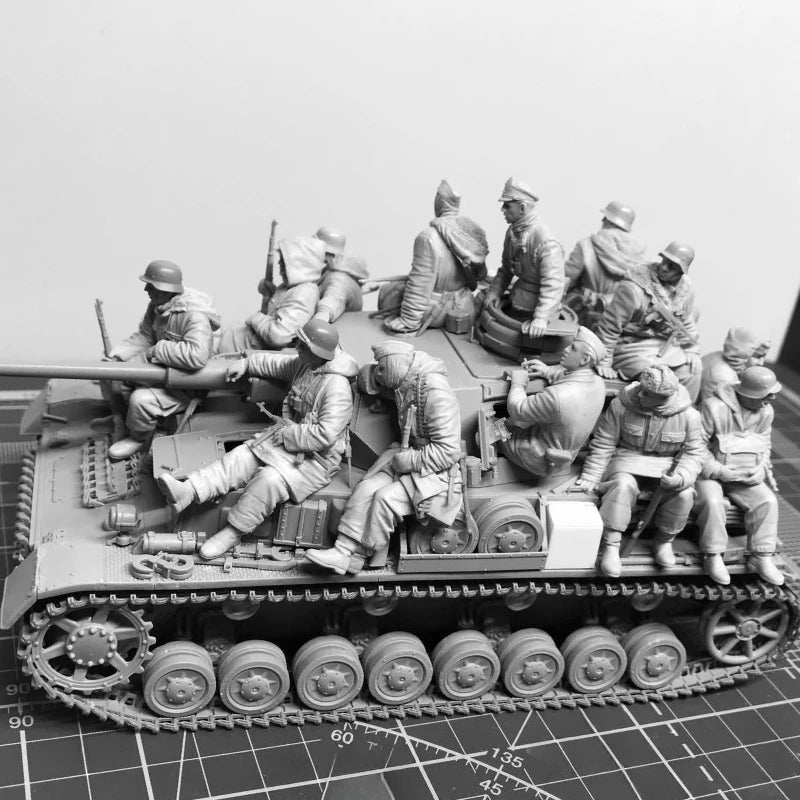 1/35 Scale Die-Cast Resin Figure Model Kit Military Theme Tank Soldiers Set (No Tank) Unassembled Unpainted - R Supply Store