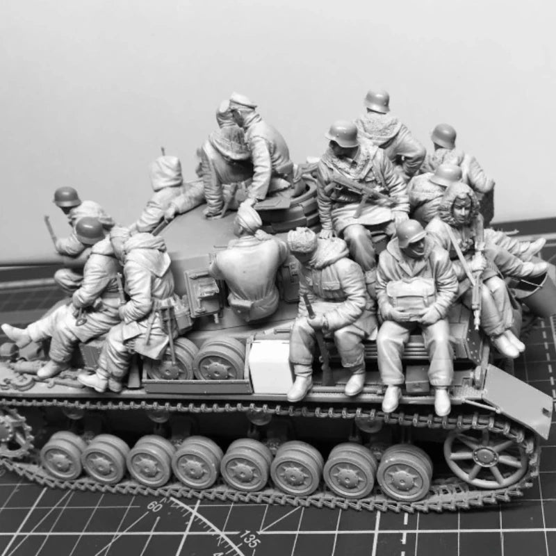 1/35 Scale Die-Cast Resin Figure Model Kit Military Theme Tank Soldiers Set (No Tank) Unassembled Unpainted - R Supply Store