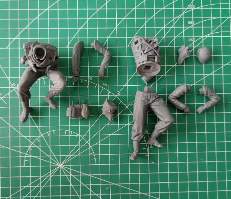 1/16 Scale WWII German Armored Vehicle Crew - Resin Model Kit 2 Figures Unassembled Unpainted