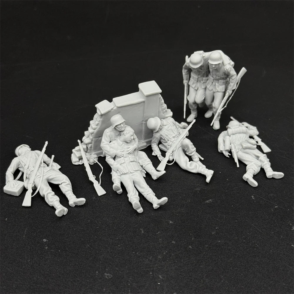 1/35 Scale WWII German Army Rescuing the Wounded - 7 Figure Model Kit | R-Supply Store