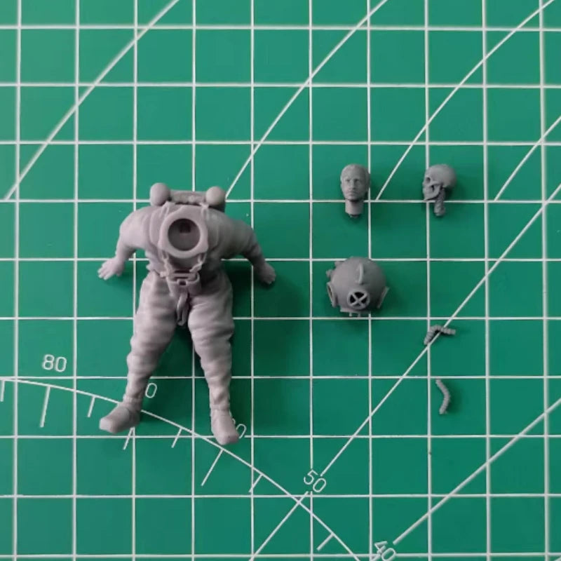 1/35 Scale Die-Cast Resin Figure Model Kit WWII German Diver with 2 Heads Unassembled and Unpainted - R Supply Store