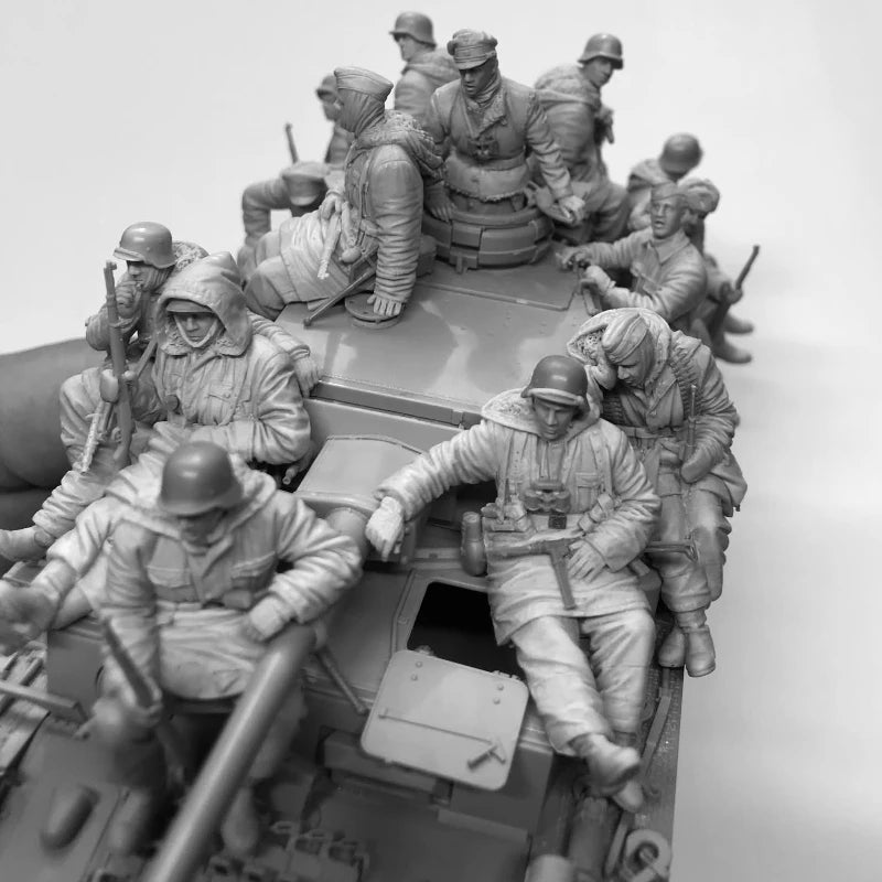 1/35 Scale Die-Cast Resin Figure Model Kit Military Theme Tank Soldiers Set (No Tank) Unassembled Unpainted - R Supply Store