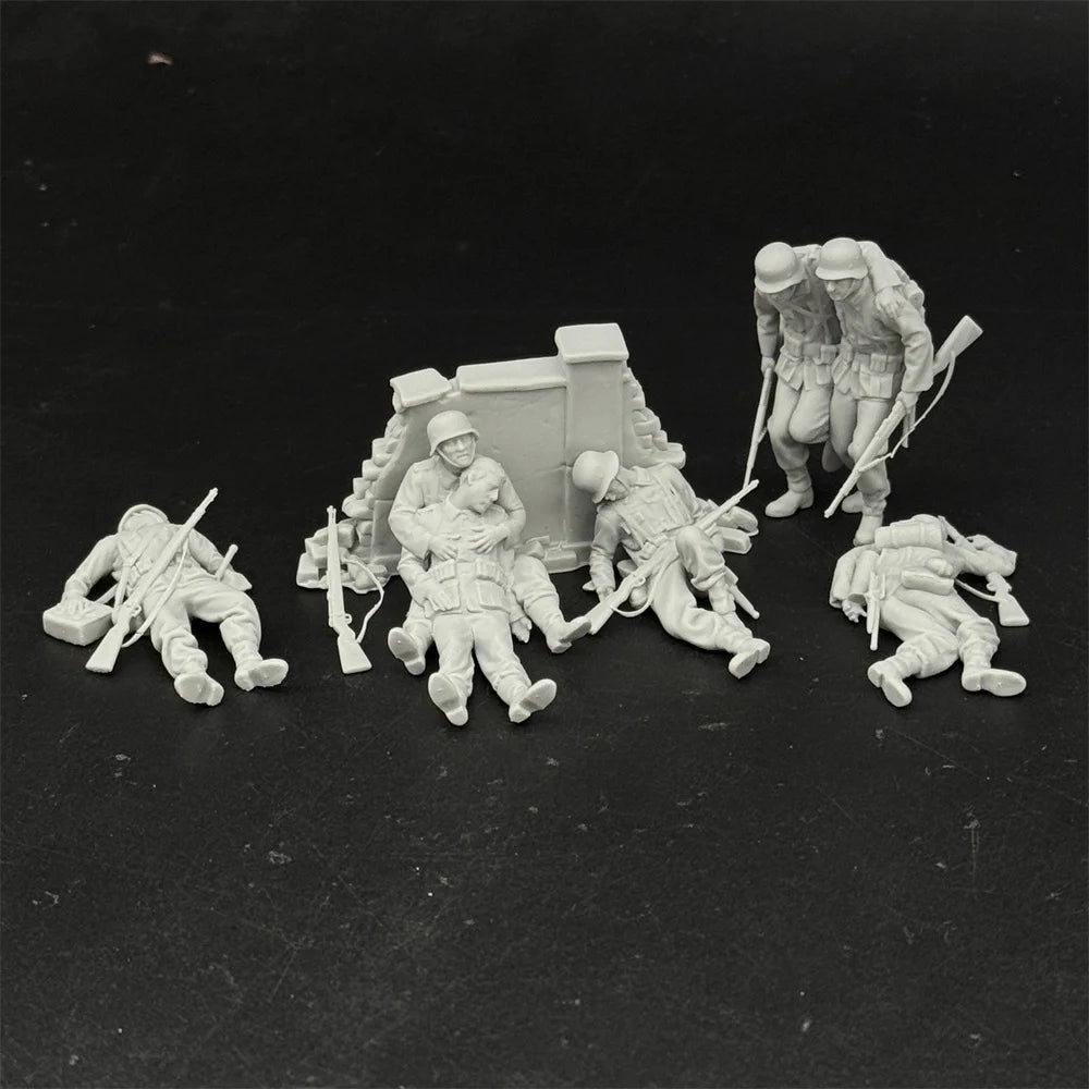 1/35 Scale WWII German Army Rescuing the Wounded - 7 Figure Model Kit | R-Supply Store
