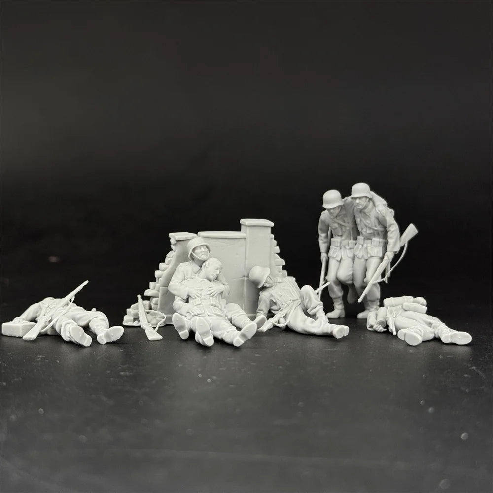 1/35 Scale WWII German Army Rescuing the Wounded - 7 Figure Model Kit | R-Supply Store