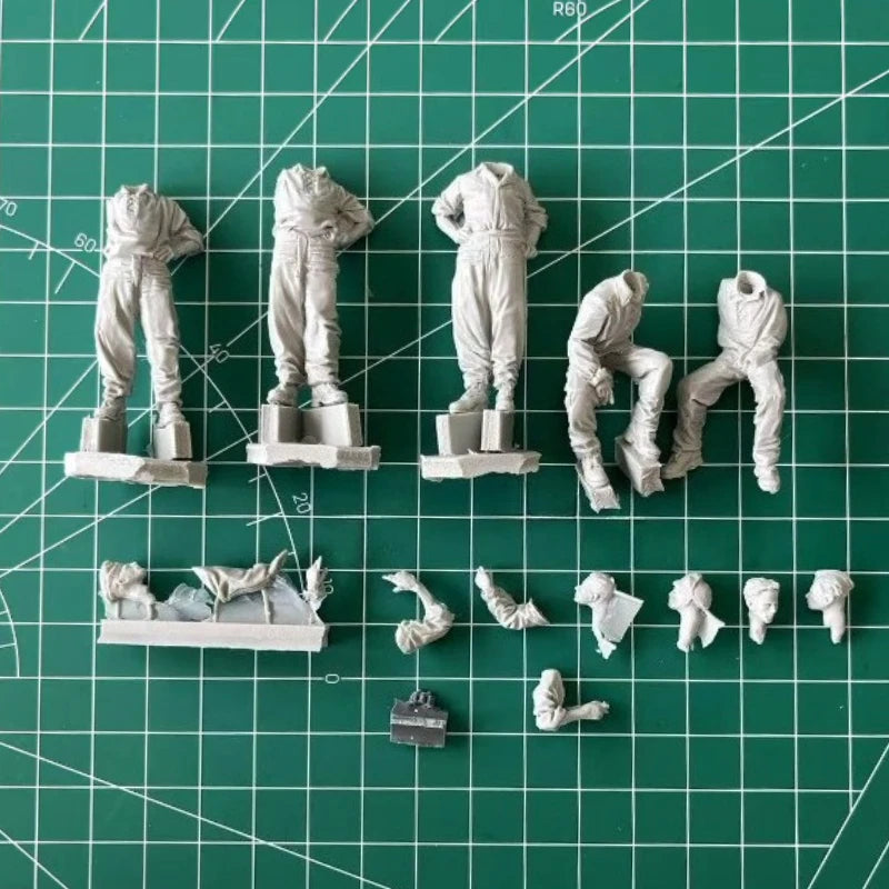 1/35 Scale Die-Cast Resin Figure Model Kit Eastern Front Panzer III Tank Crews 5 Figures (No Tank) Unassembled and Unpainted - R Supply Store