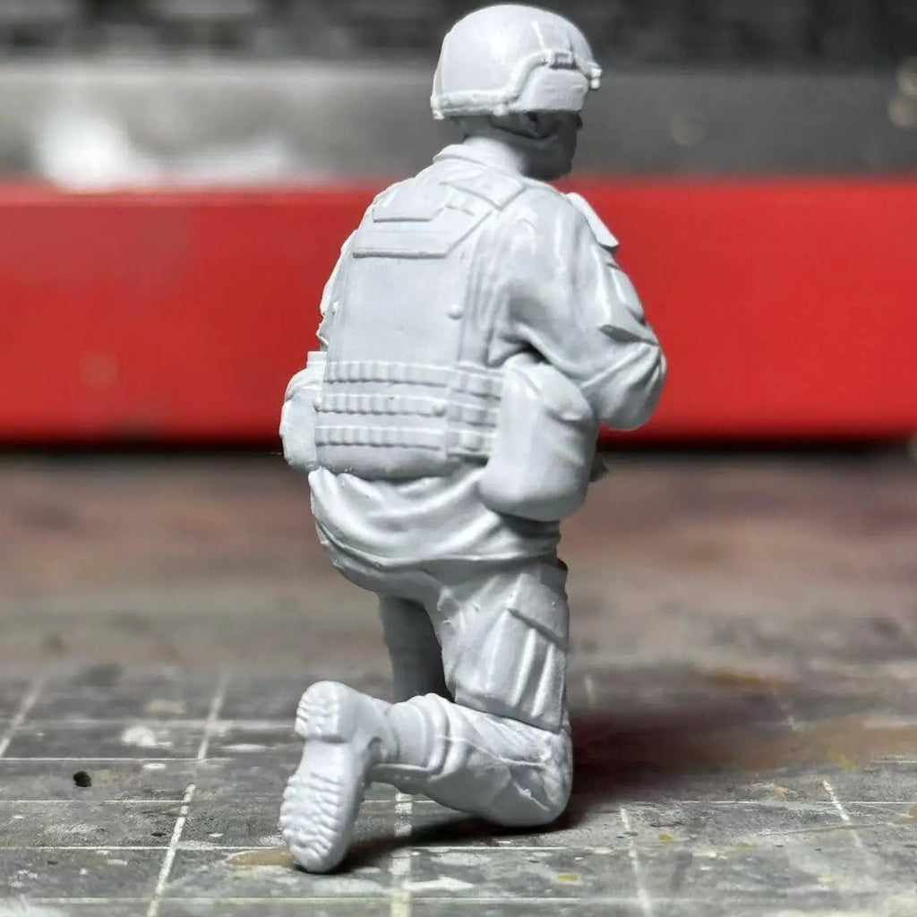 1/35 Scale Modern Infantry Soldier Kneeling Resin Figure - Tactical Urban Combat Miniature