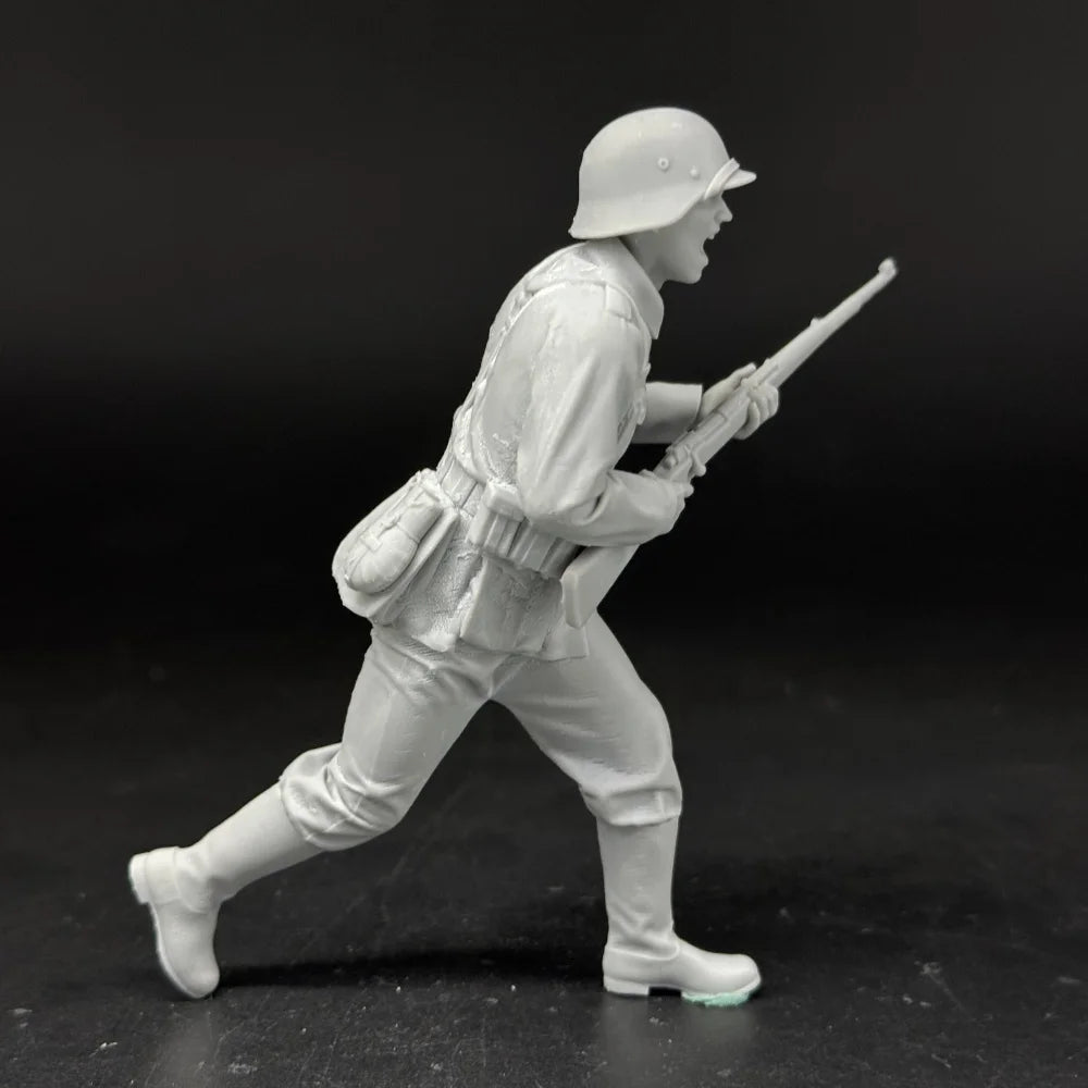 1/16 Scale WWII German Army Charging Soldier - Intense Combat Pose | R-Supply Store